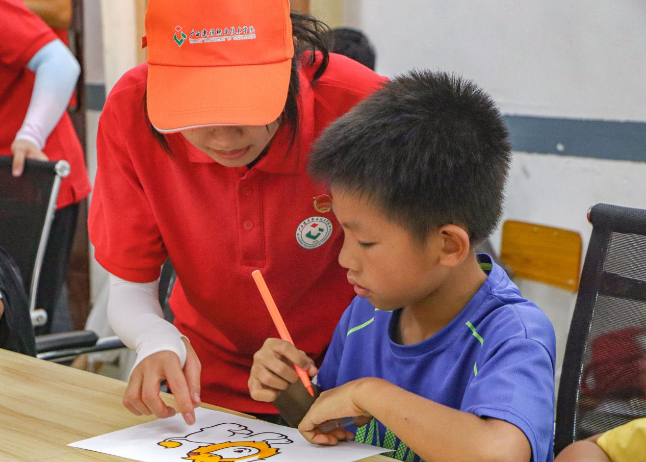 观察团成员指导小朋友绘画