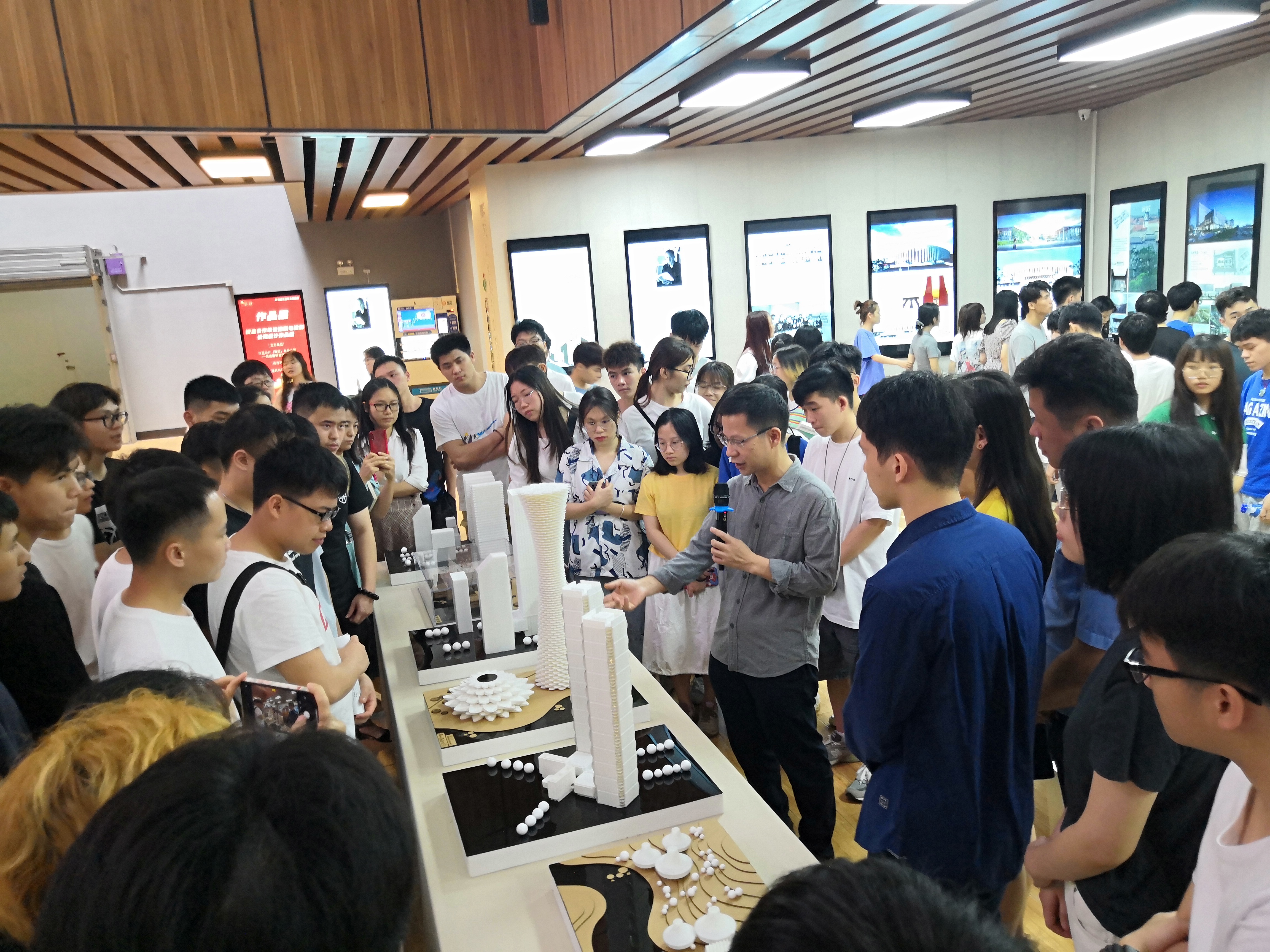 华蓝设计（集团）总建筑师庞波先生给学生讲解作品