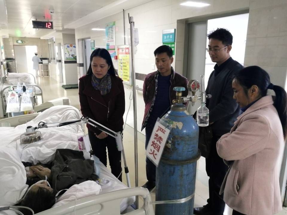 吴丹副院长一行人到医院慰问生病的贫困户