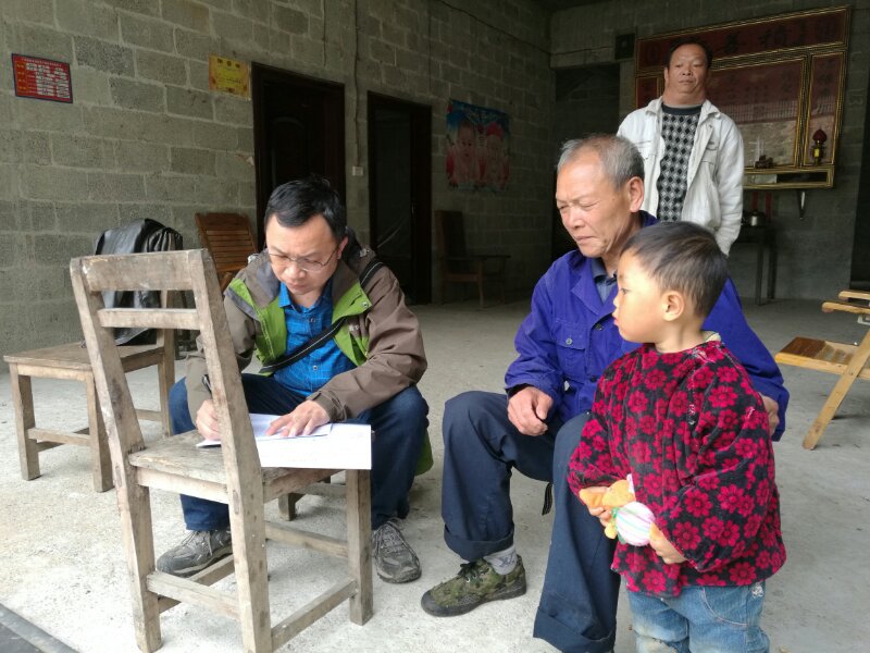 谢东副院长填写扶贫手册