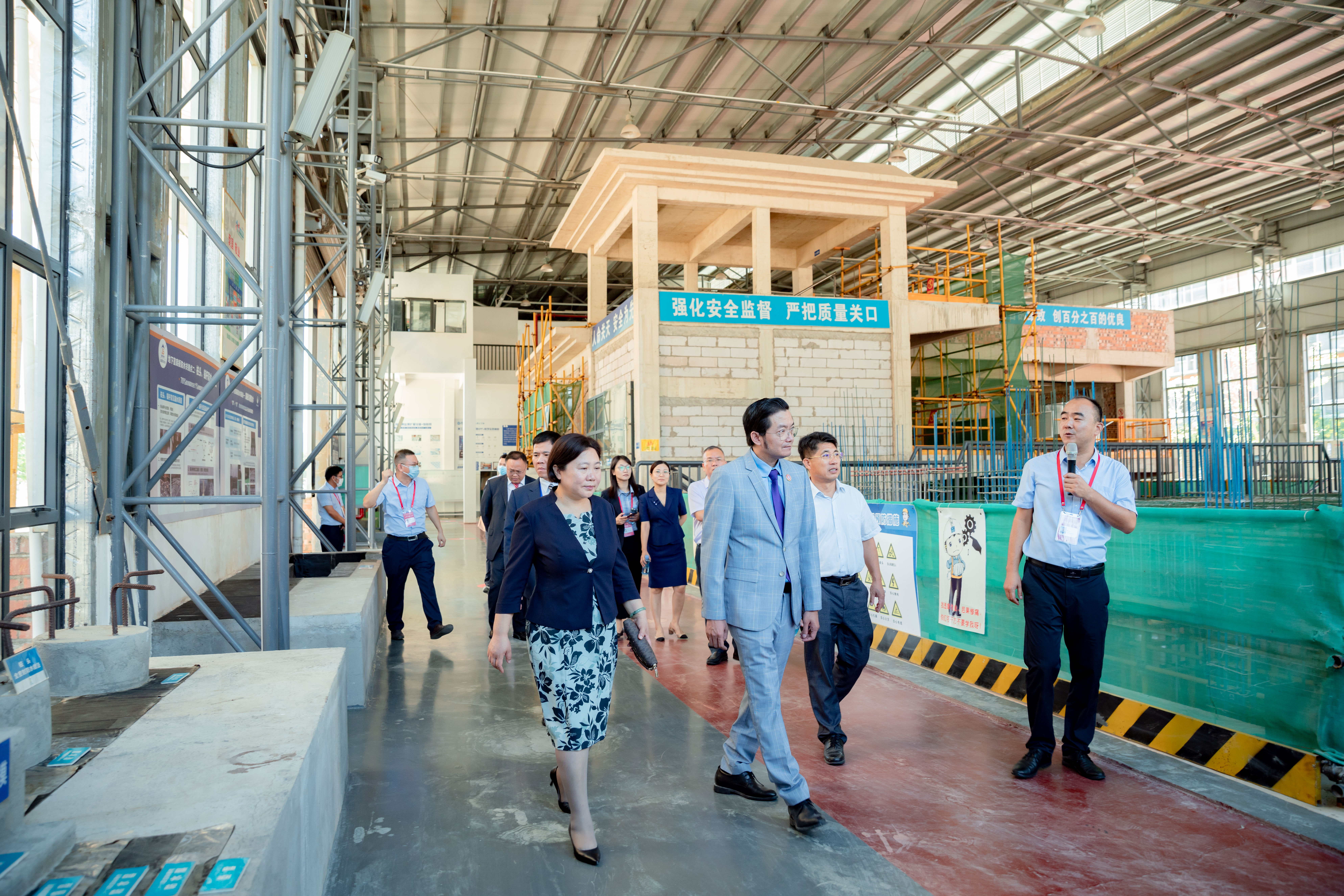 刘晓红书记、伍耿清副院长陪同杜南忠总领事一行参观完美（中国）官方1号实训大棚