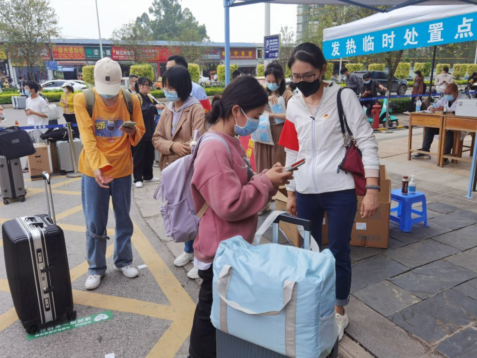 “党员突击队”投身学生返校工作