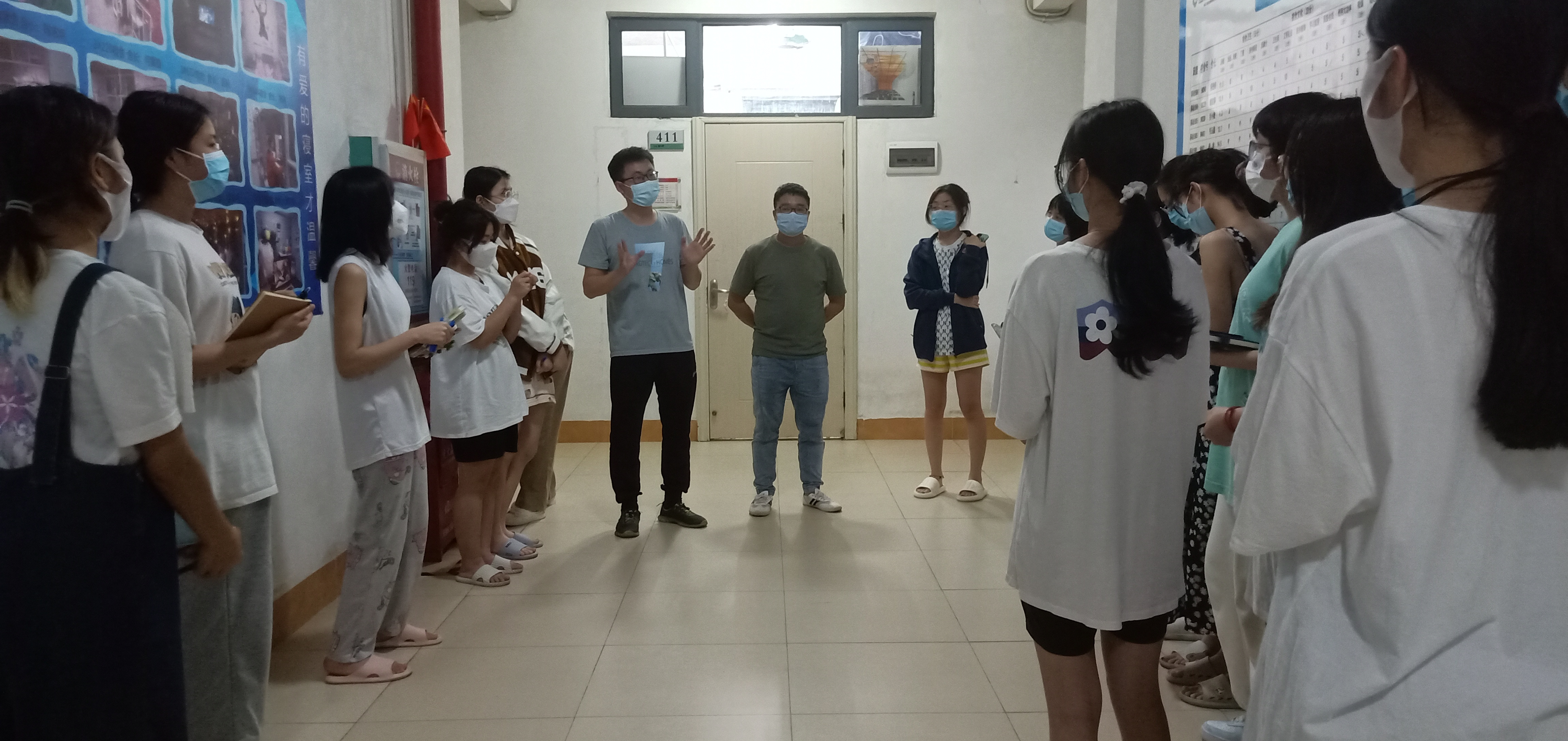 深入学生宿舍开展政策宣讲及安全教育