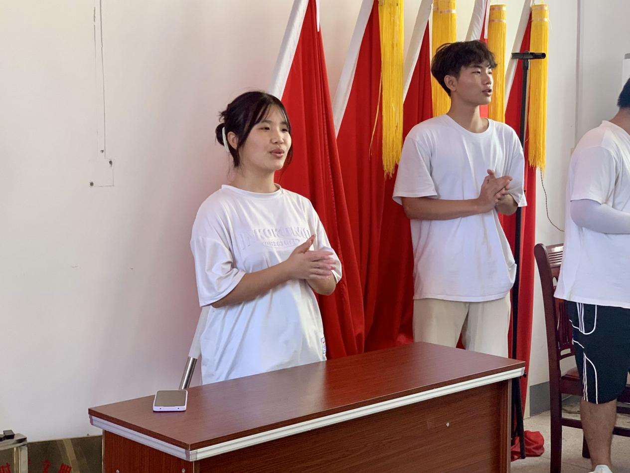 实践团许阳琼同学领唱《歌唱祖国》