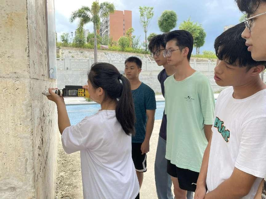 黄贝贝现场进行仪器操作示范