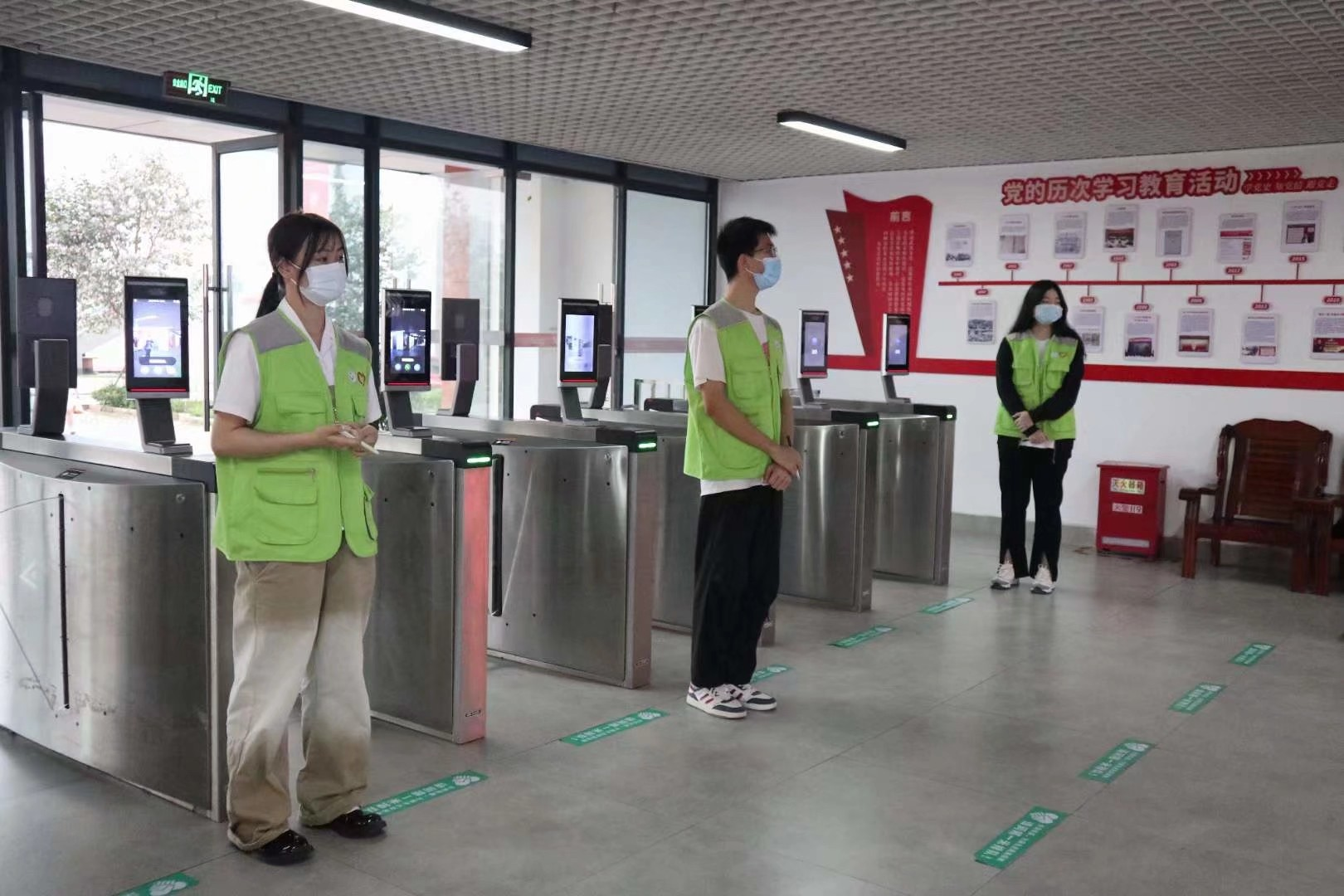 “青年志愿服务队”协助宿舍管理