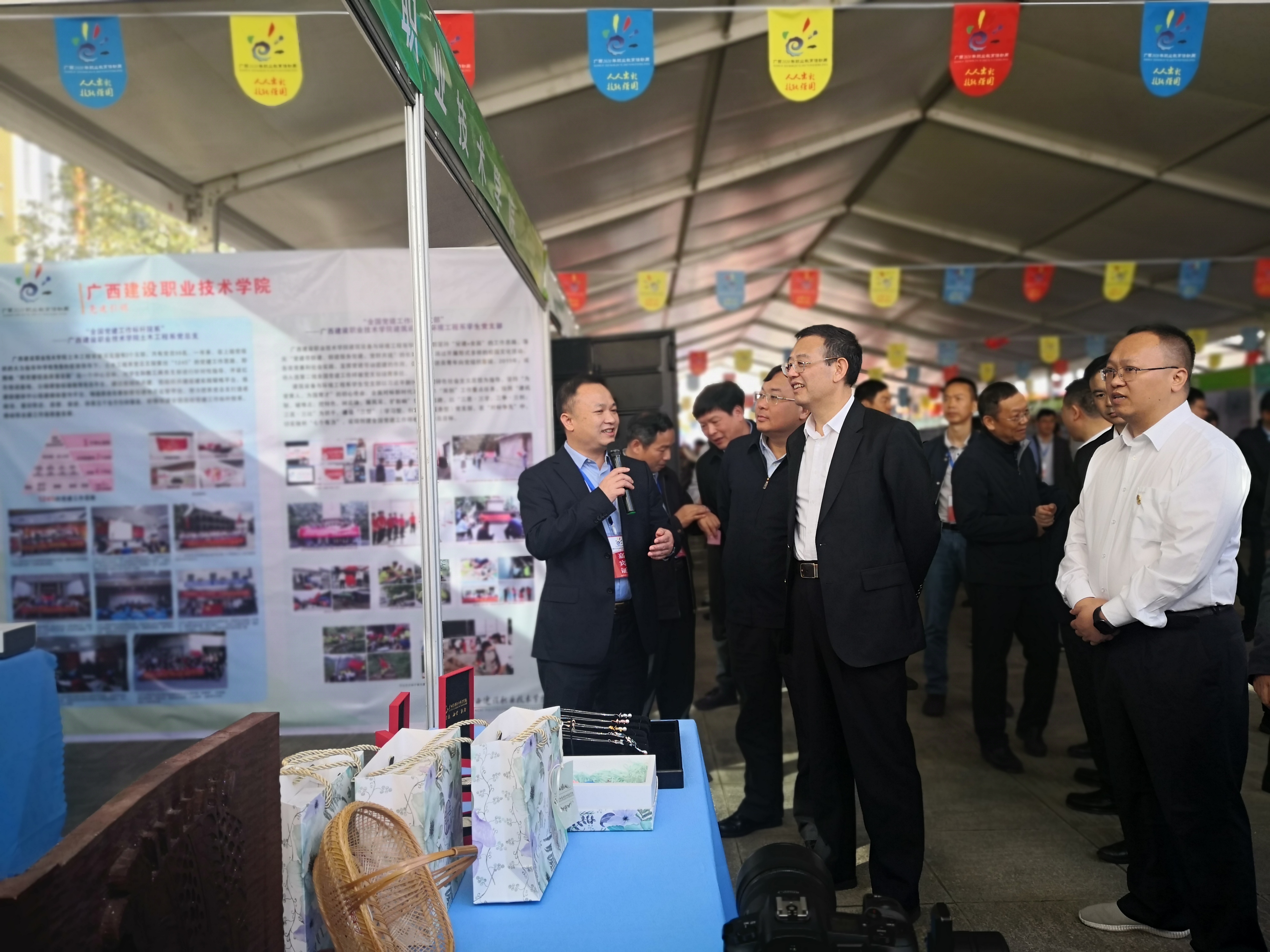 梁伟副院长向自治区教育厅唐咸仅厅长等领导介绍完美（中国）官方情况