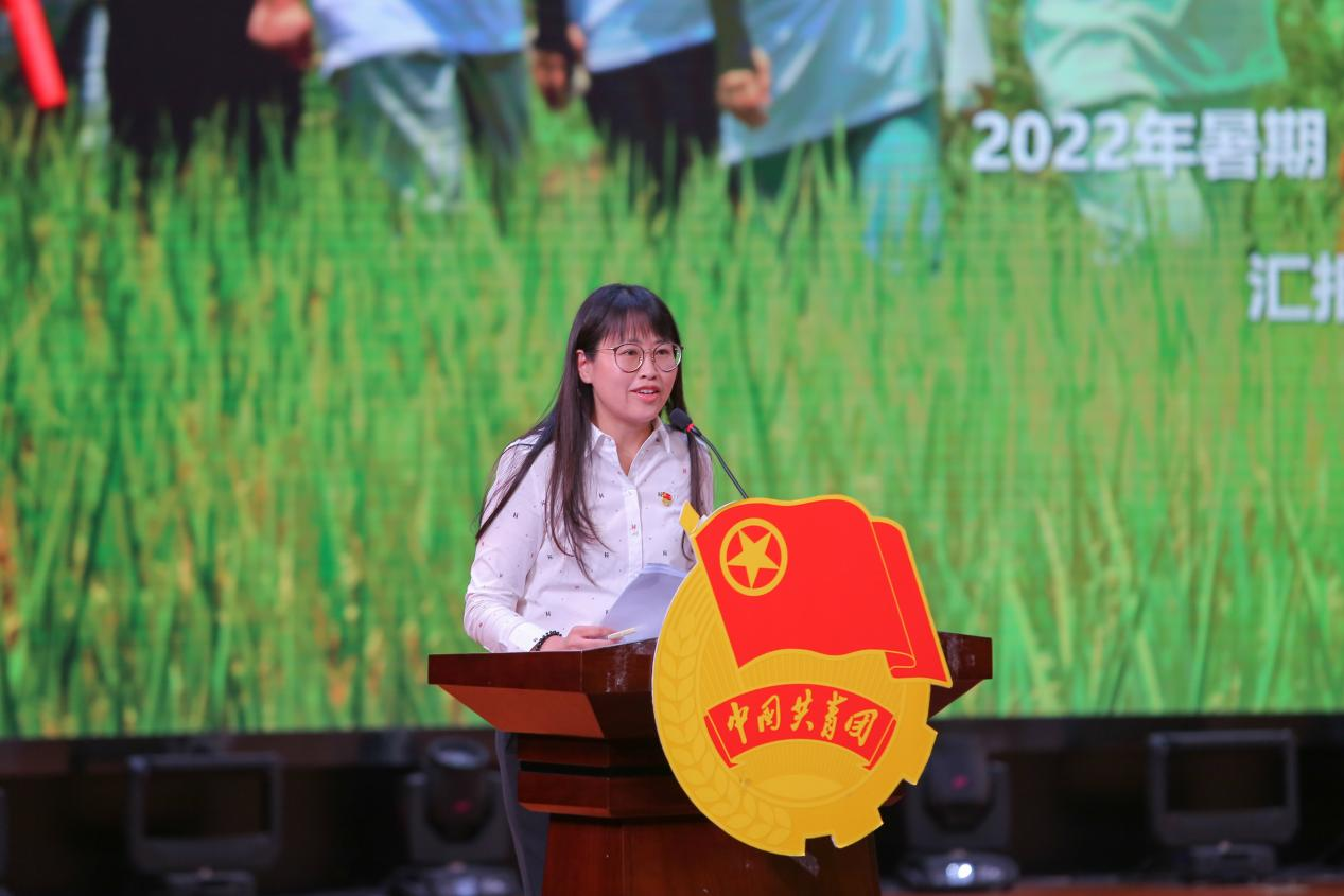 社会实践“优秀品牌项目”代表 徐静老师作经验分享