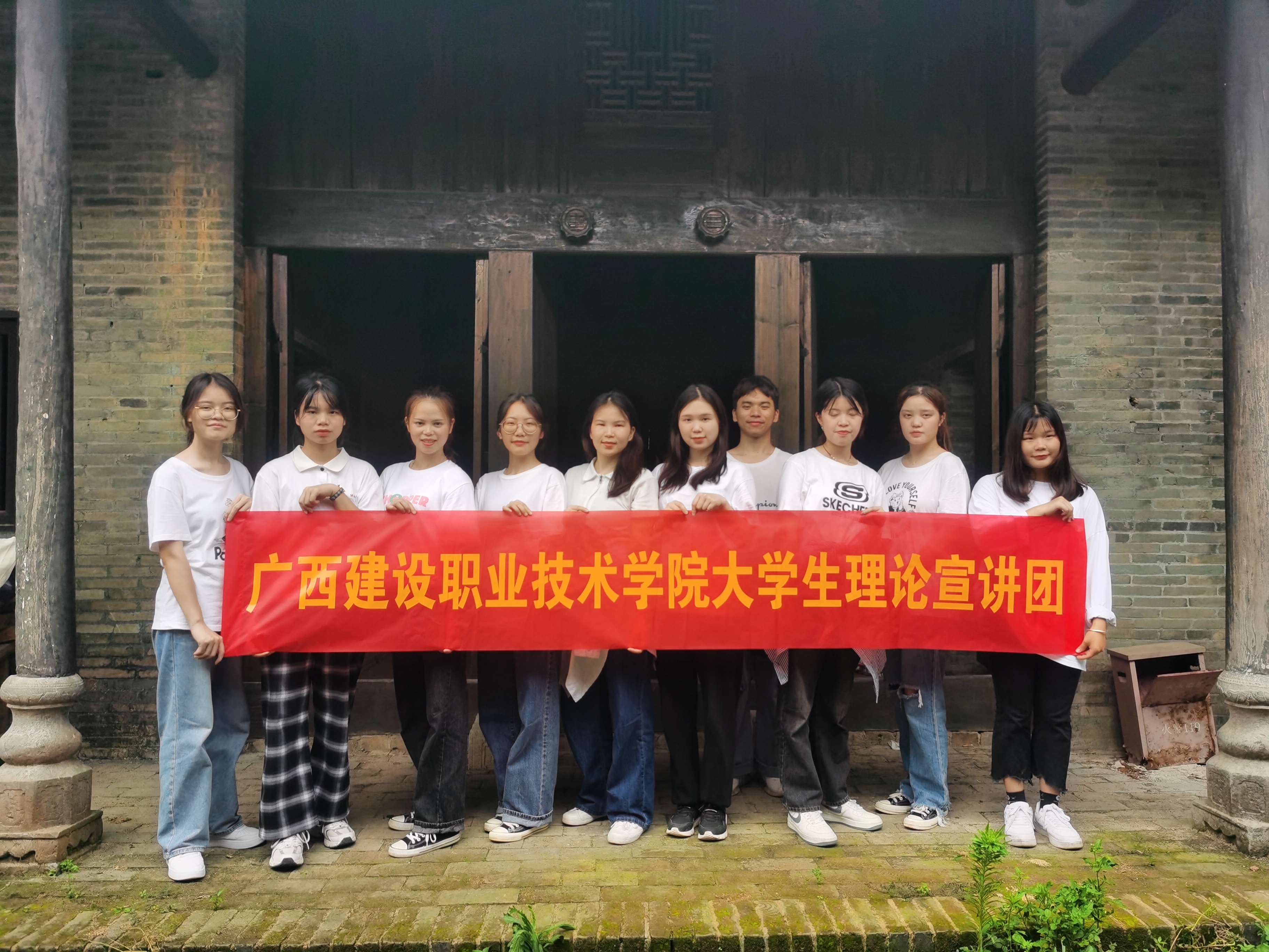 宣讲团成员在古建筑前合影