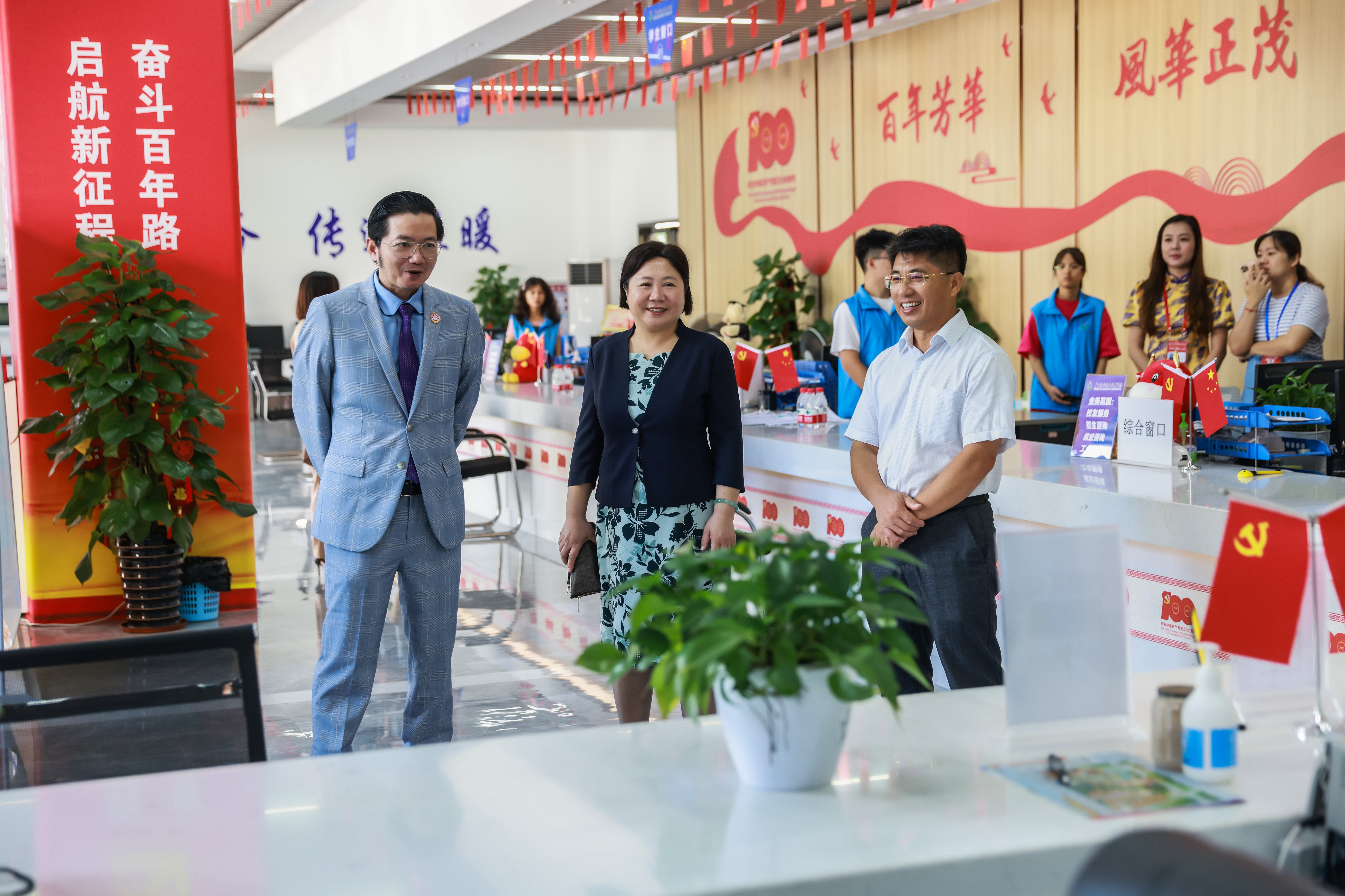 刘晓红书记、伍耿清副院长陪同杜南忠总领事一行参观完美（中国）官方“一站式”服务中心
