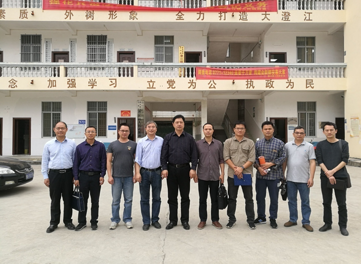 曾繁雄副书记一行与澄江镇领导、新老第一书记合影