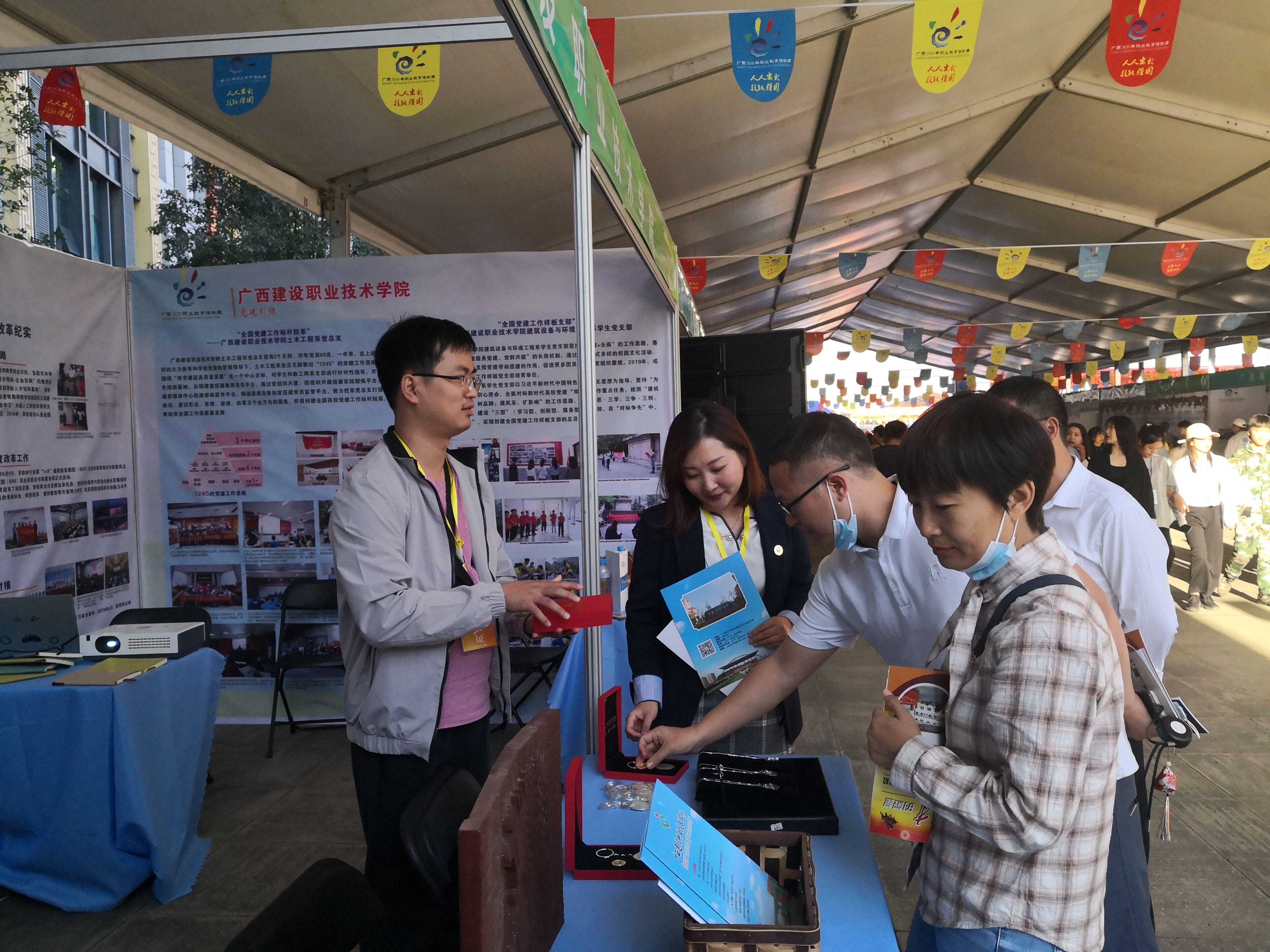 完美（中国）官方老师向兄弟院校领导介绍学校展品