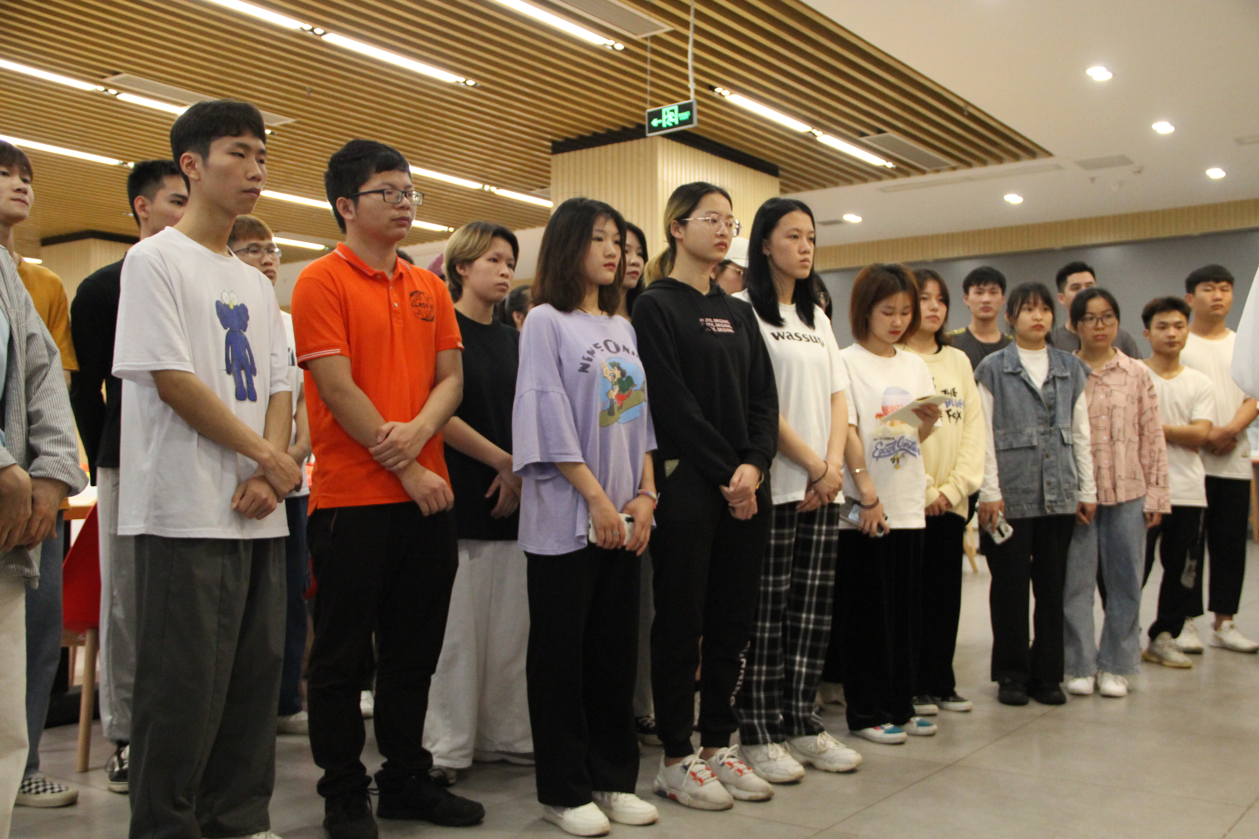 学生党员、发展对象、入党积极分子在认真聆听学生代表的解说