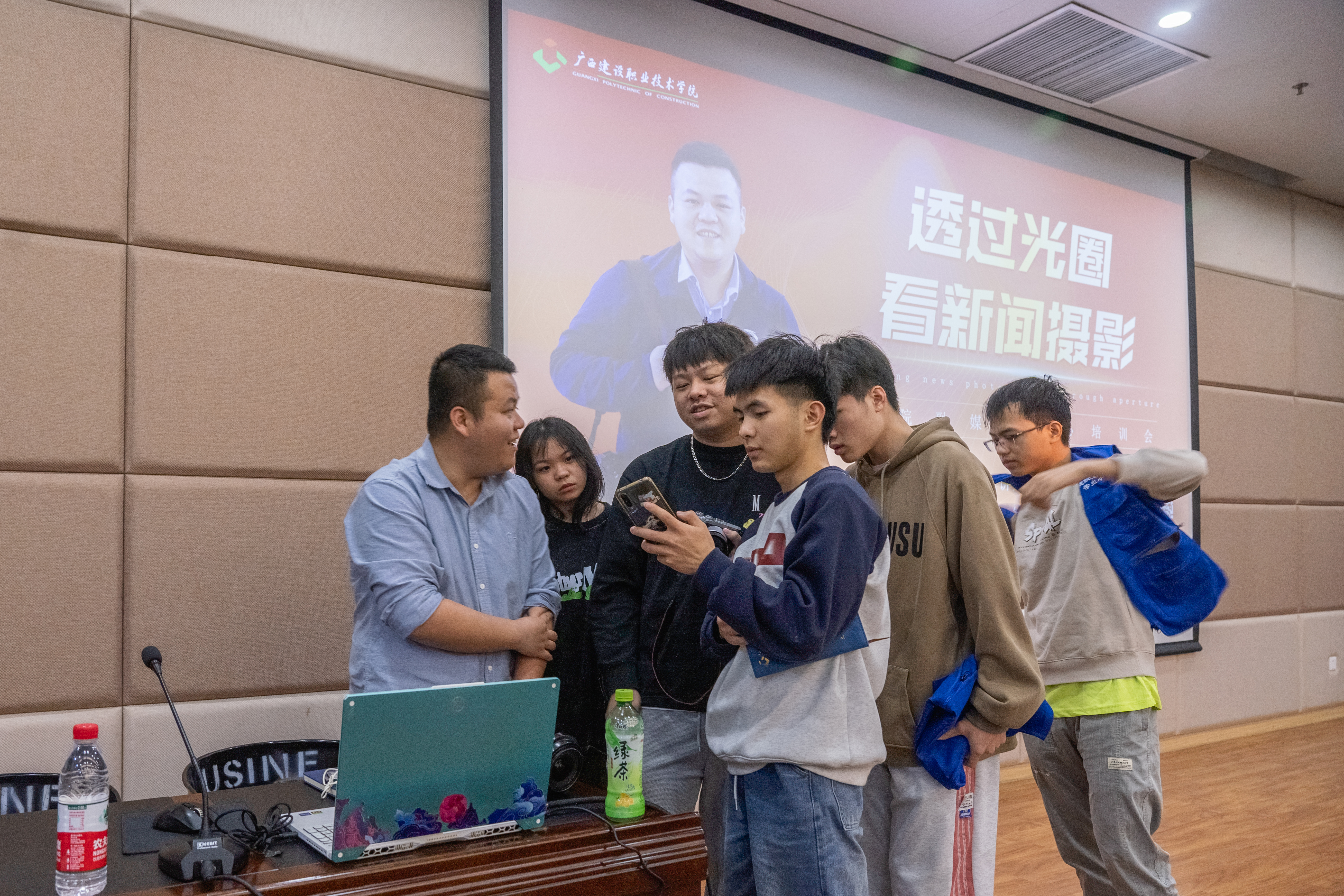 刘峥记者现场为同学们答疑解惑