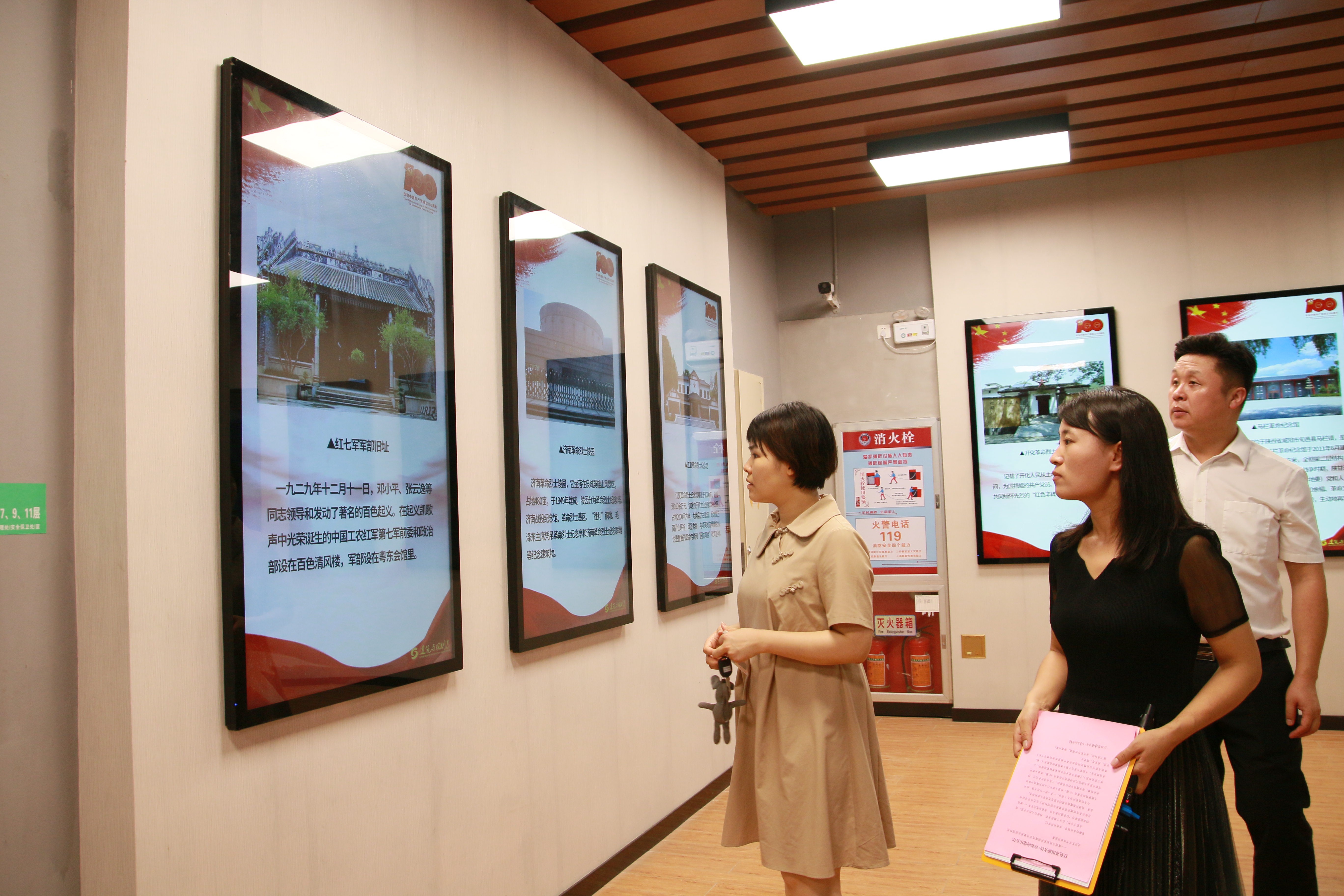  “一枝一叶总关情•红色主题建筑图片”展览一角