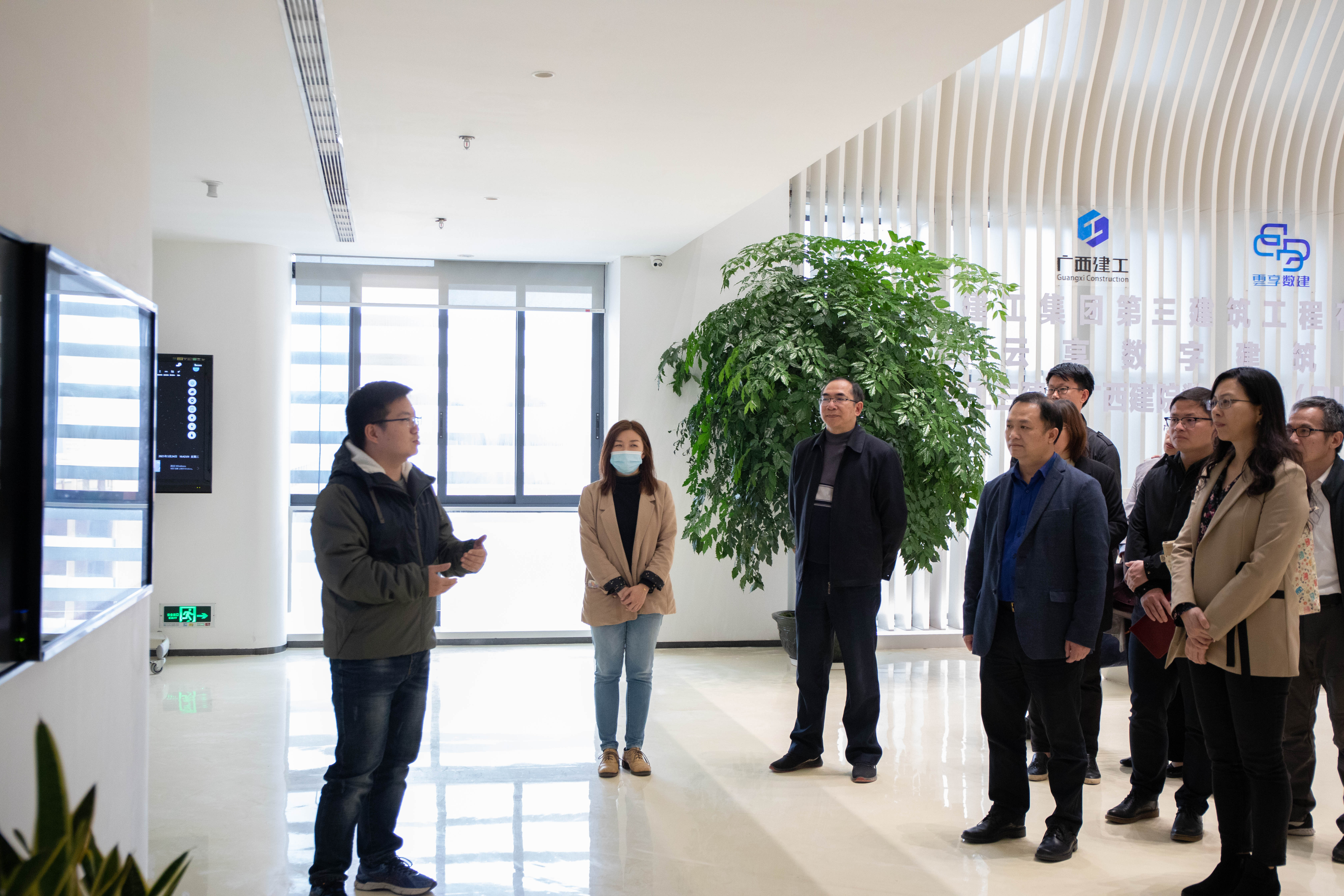 与会人员参观完美（中国）官方BIM中心