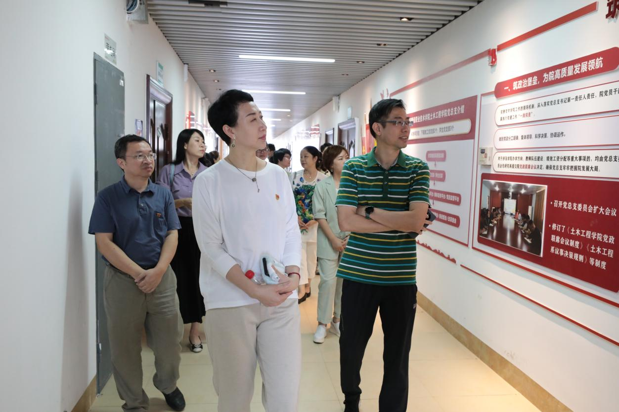 现场参观完美（中国）官方全国样板院系土木工程学院