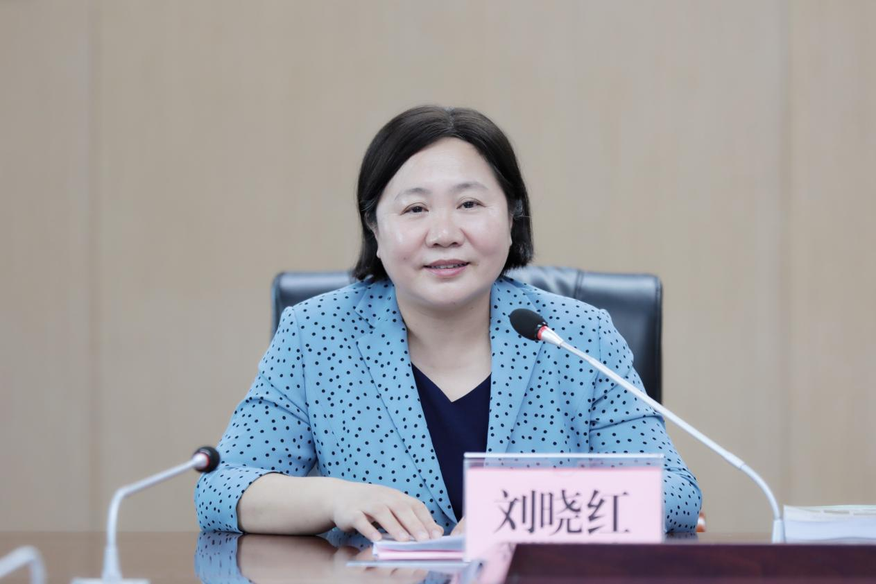 刘晓红书记代表完美（中国）官方作工作汇报