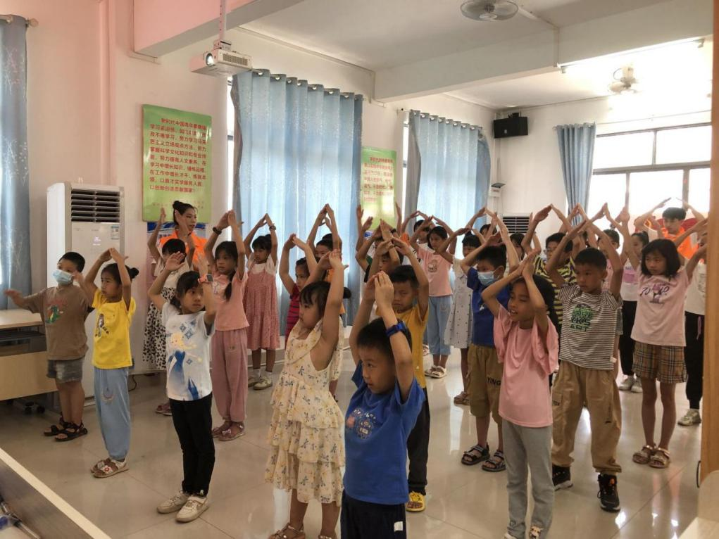 小朋友们正在学习《国家》手势舞