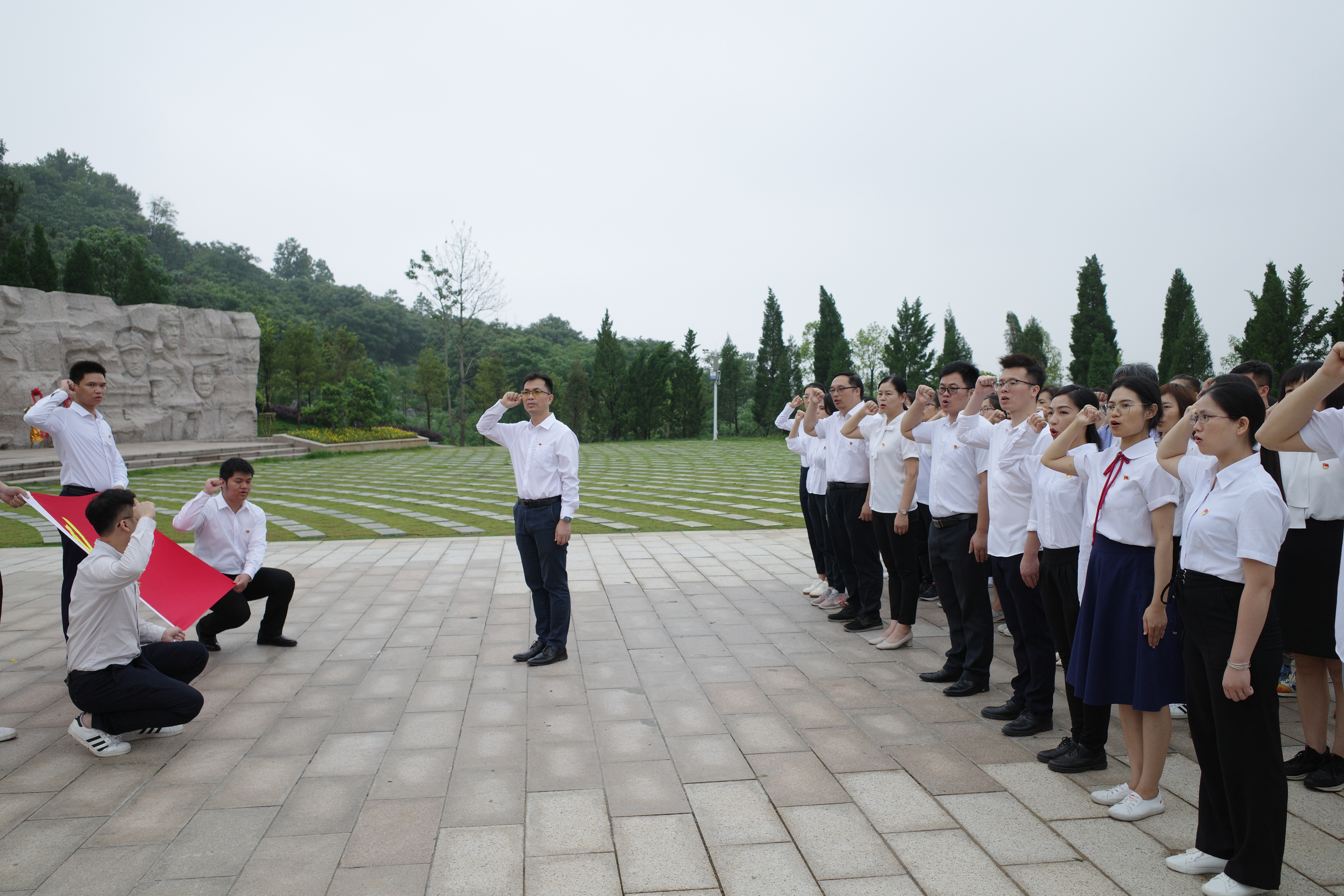 在党旗下重温入党誓词