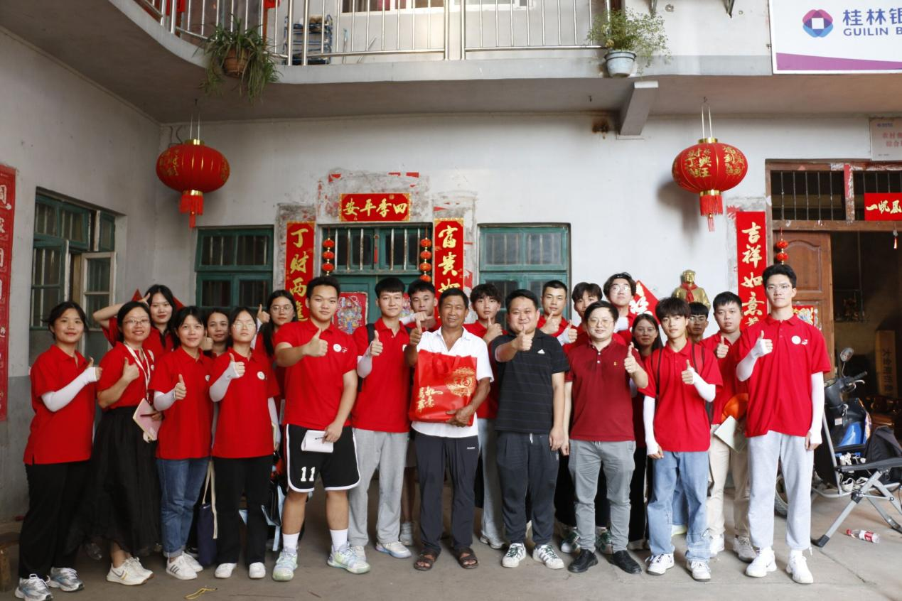 观察团与王熙槐同志合影