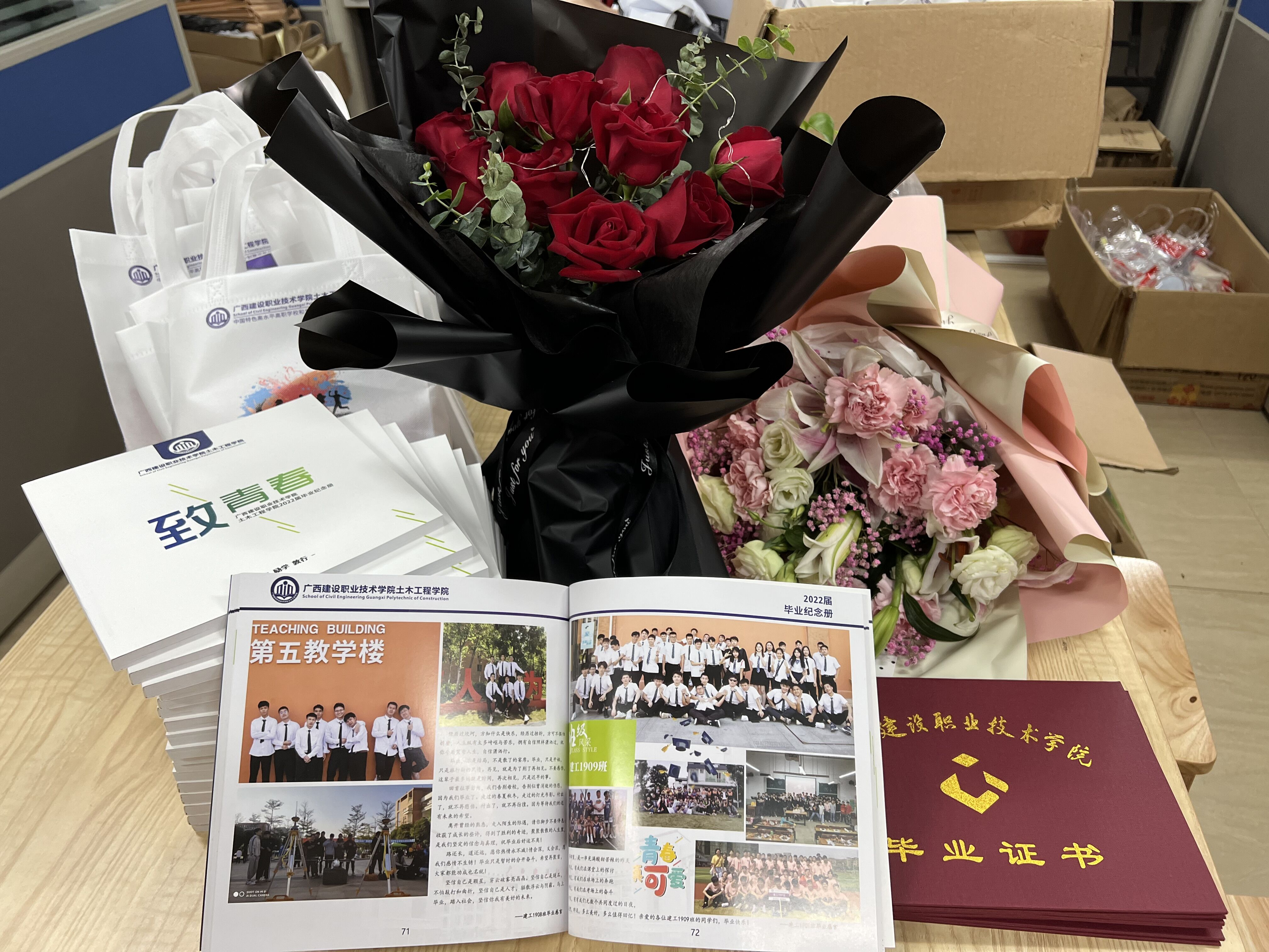 学院为毕业生们制作一本毕业纪念册