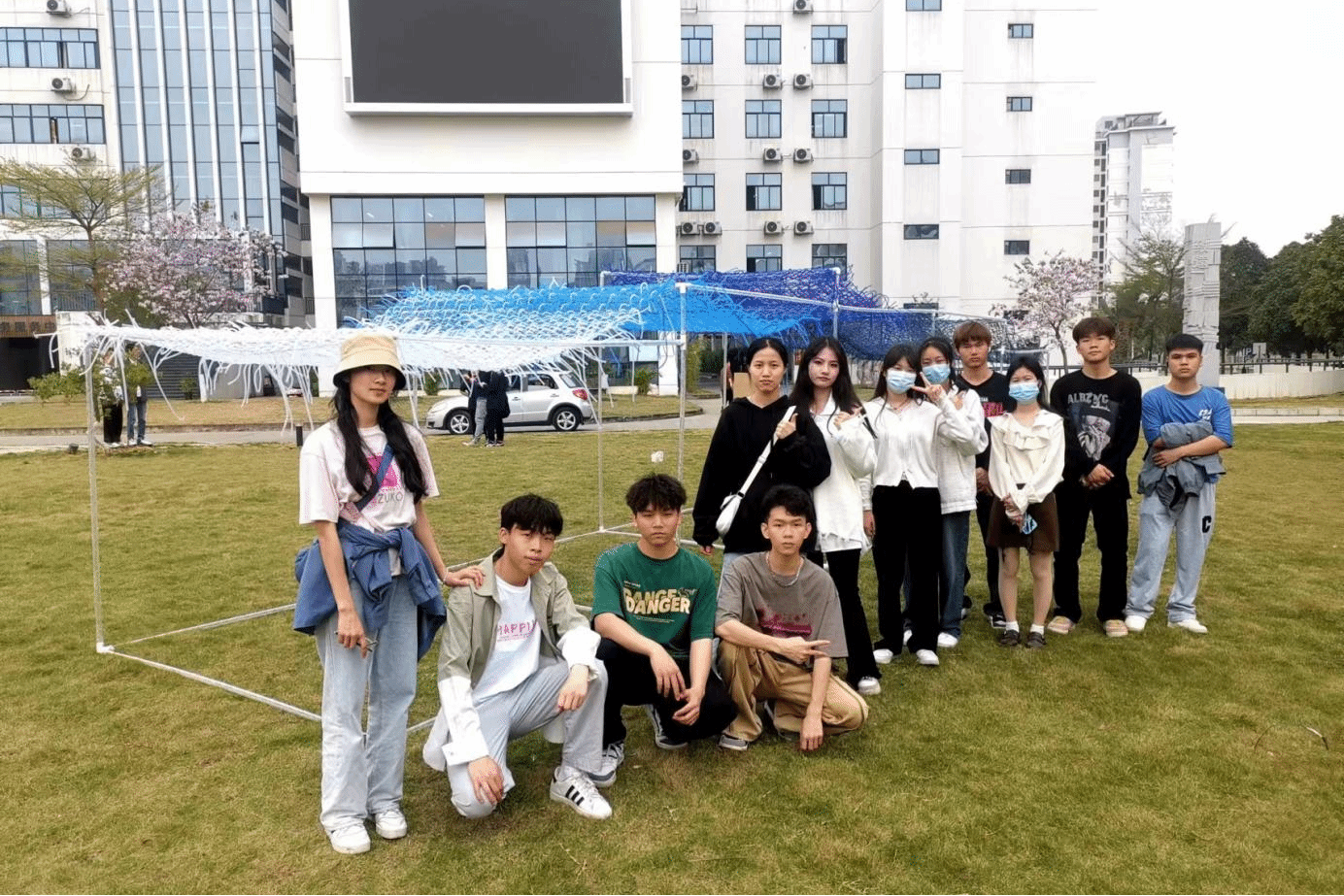 完美（中国）官方家具专业学生与作品合影