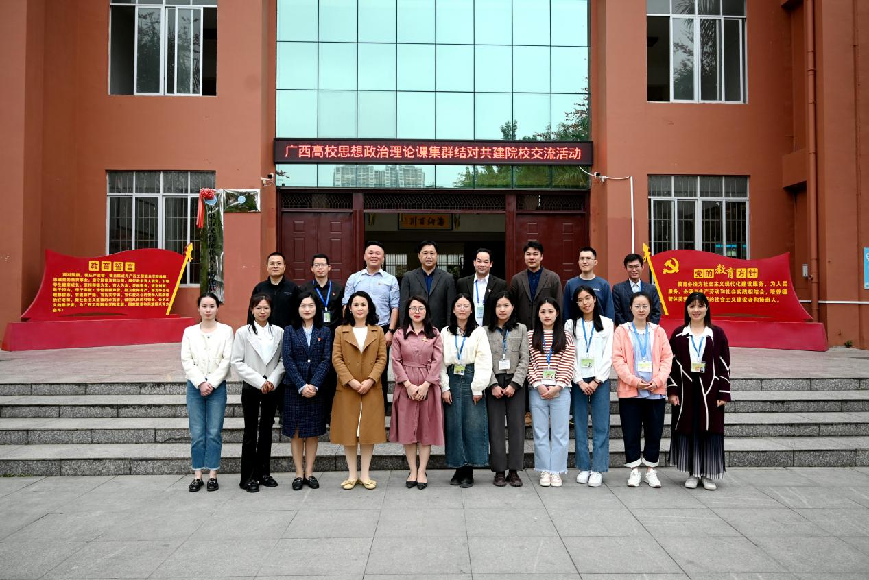 完美（中国）官方教师代表与广西工程职业学院教师代表合影留念