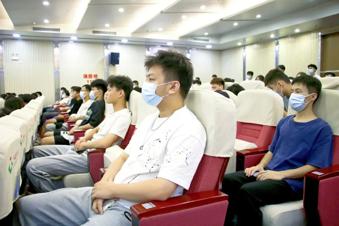 同学们认真听讲