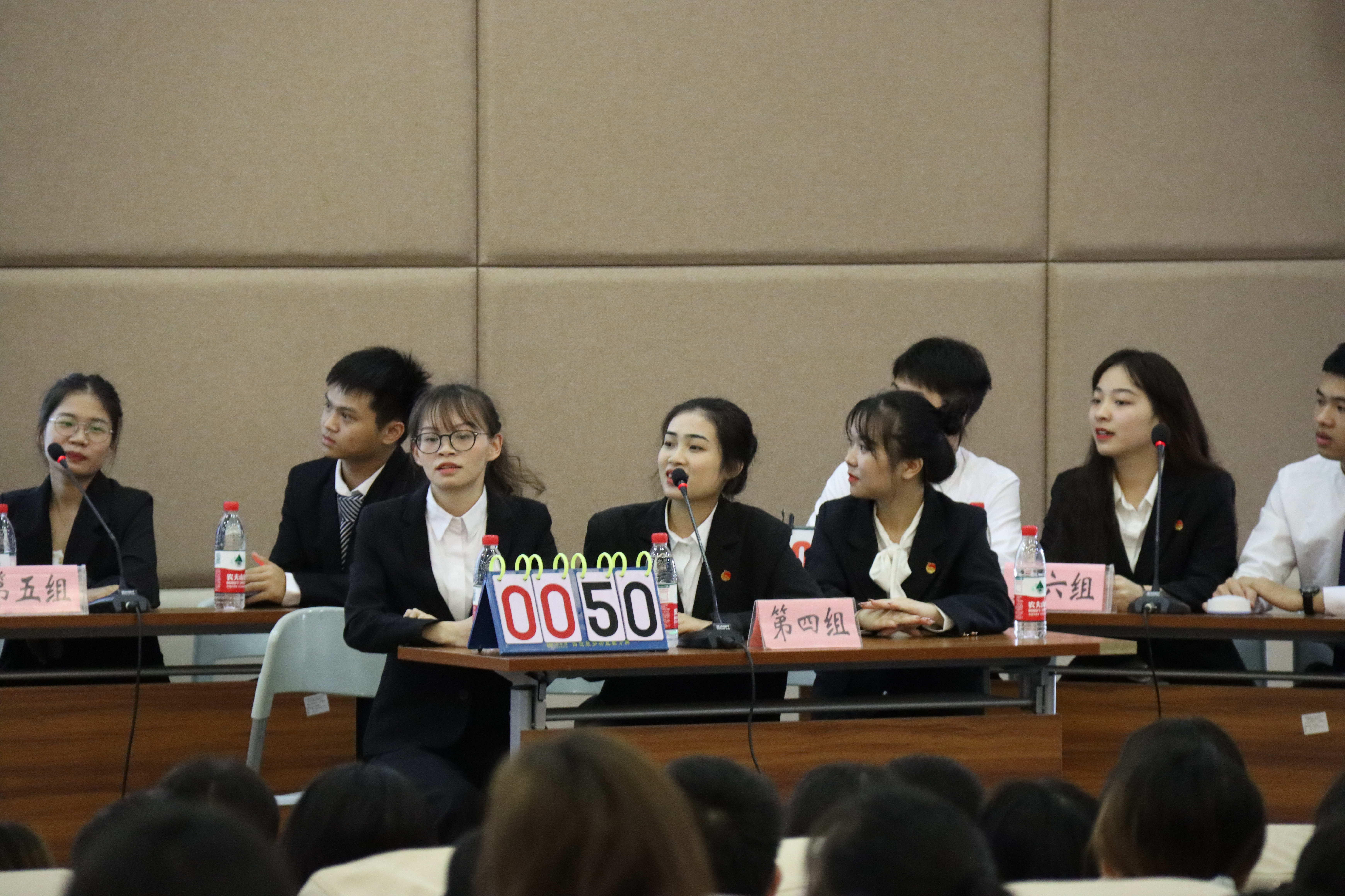 参赛学生进行答题