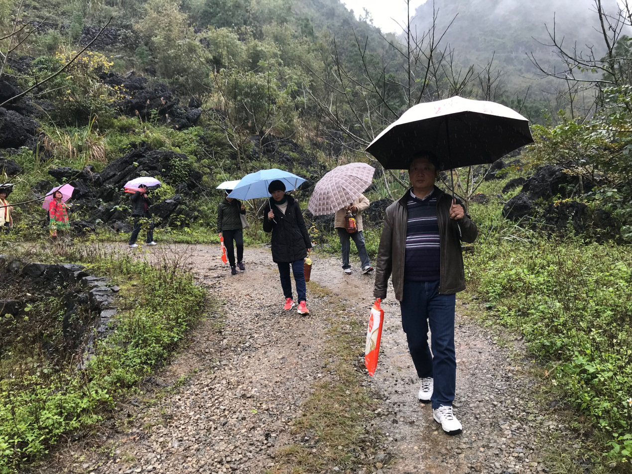 帮扶干部带着慰问物资前往贫困户家中