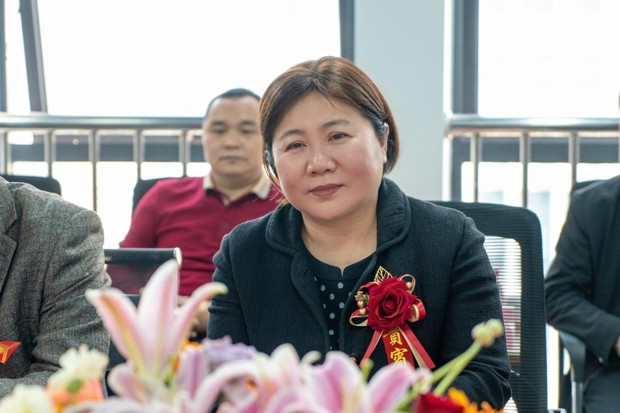 完美网页版党委书记刘晓红讲话