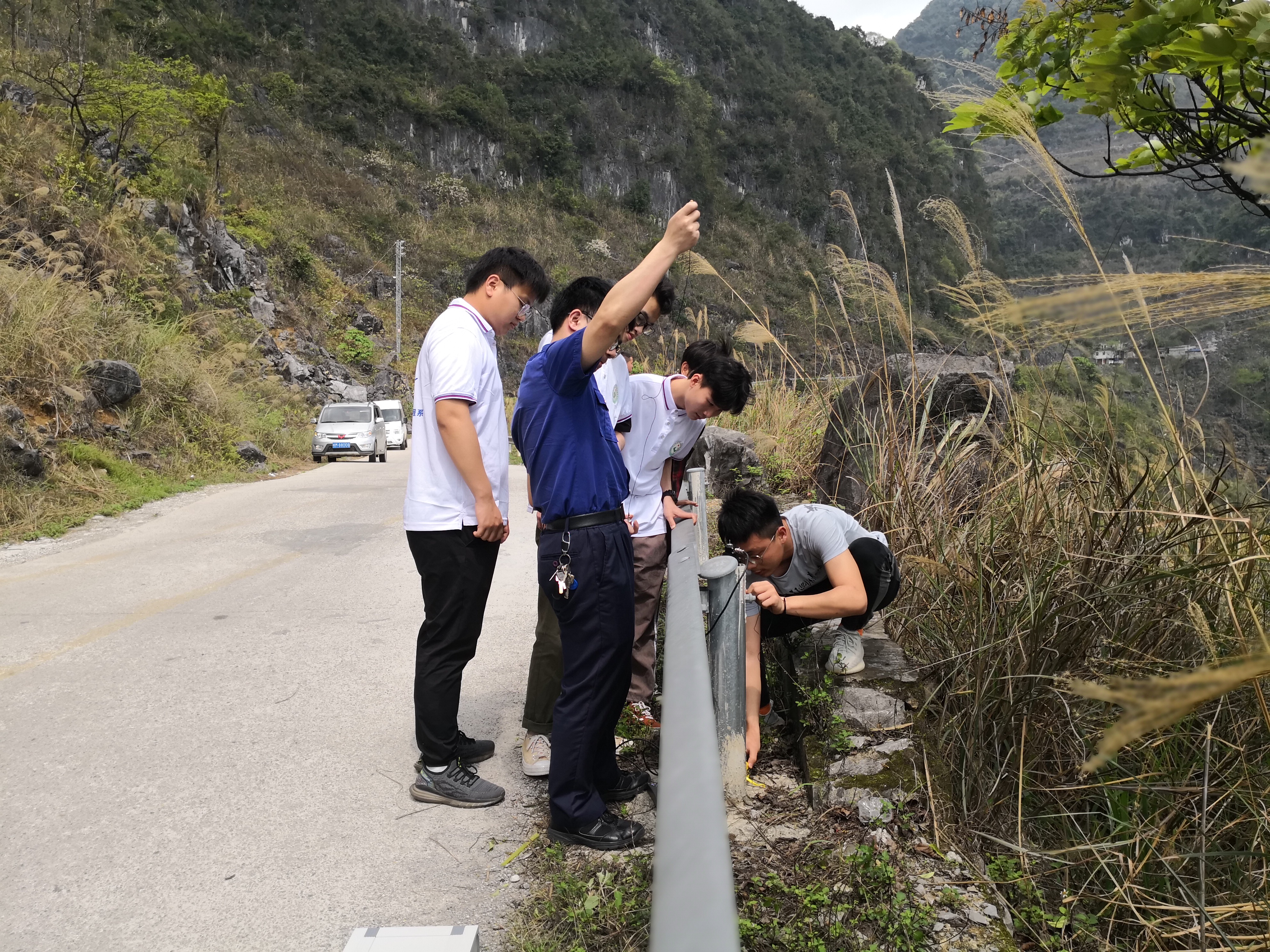 曾庆建老师带领学生开展护栏检测