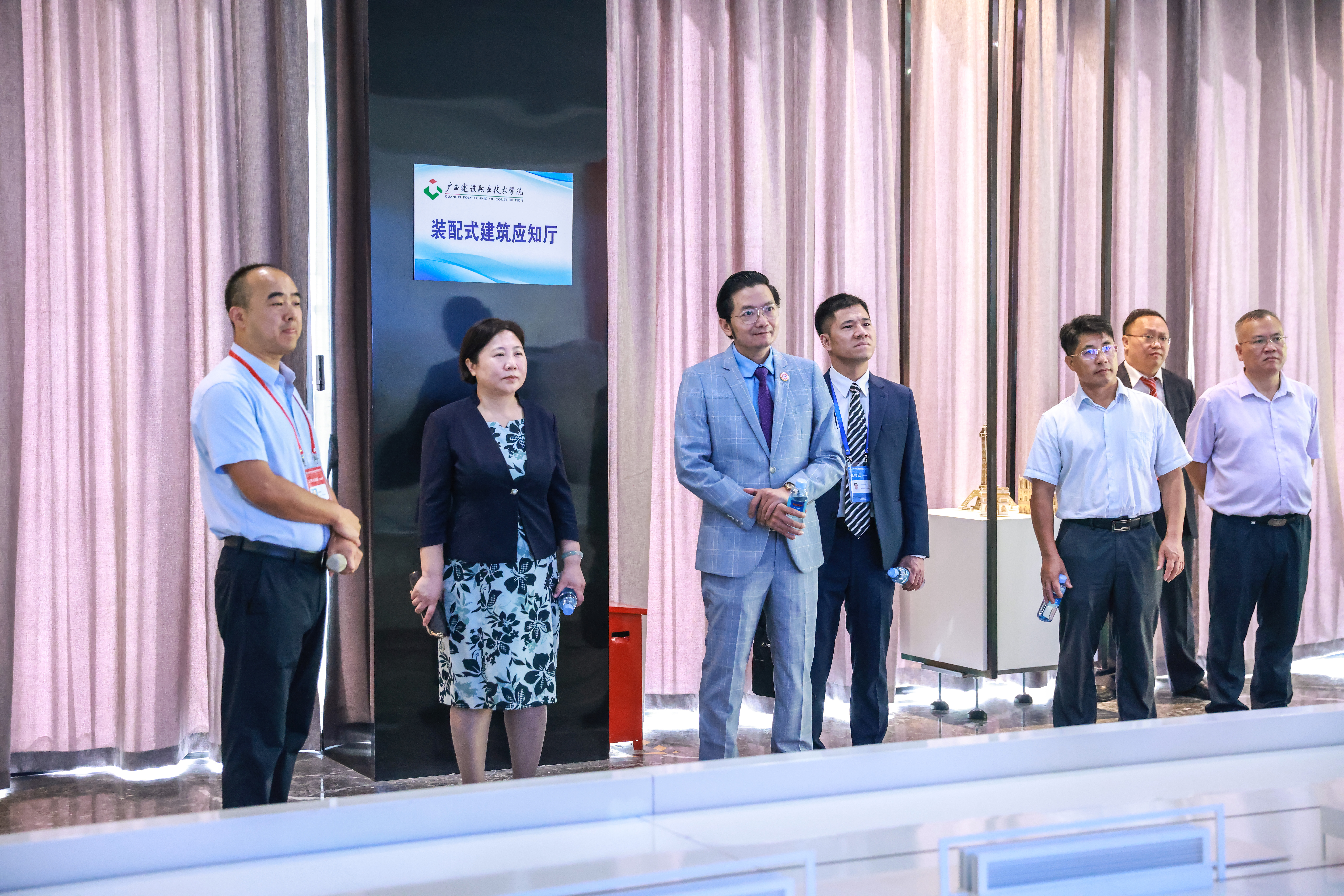 刘晓红书记、伍耿清副院长陪同杜南忠总领事一行参观完美（中国）官方装配式建筑实训基地