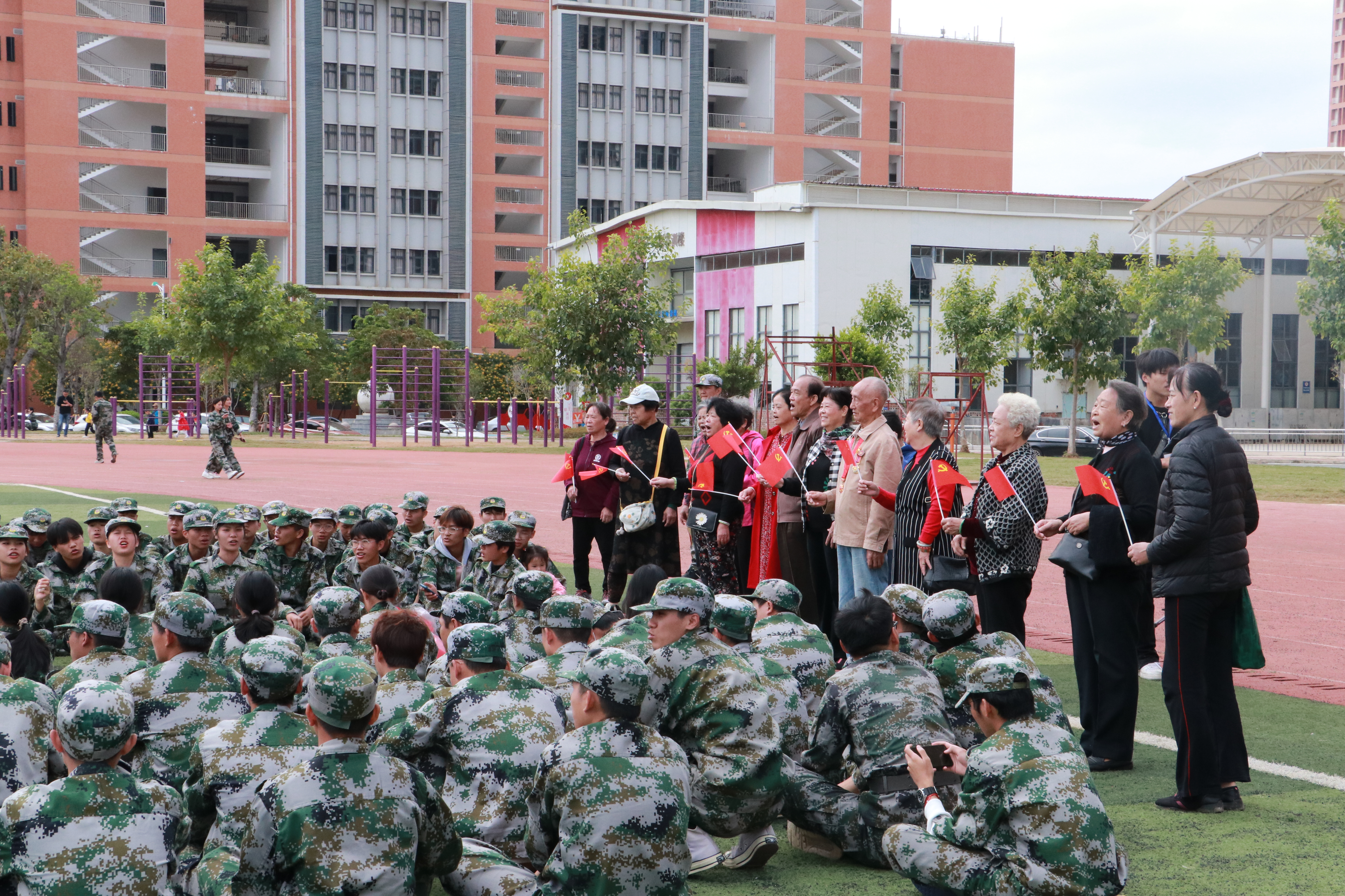 老少齐唱《没有共产党就没有新中国》