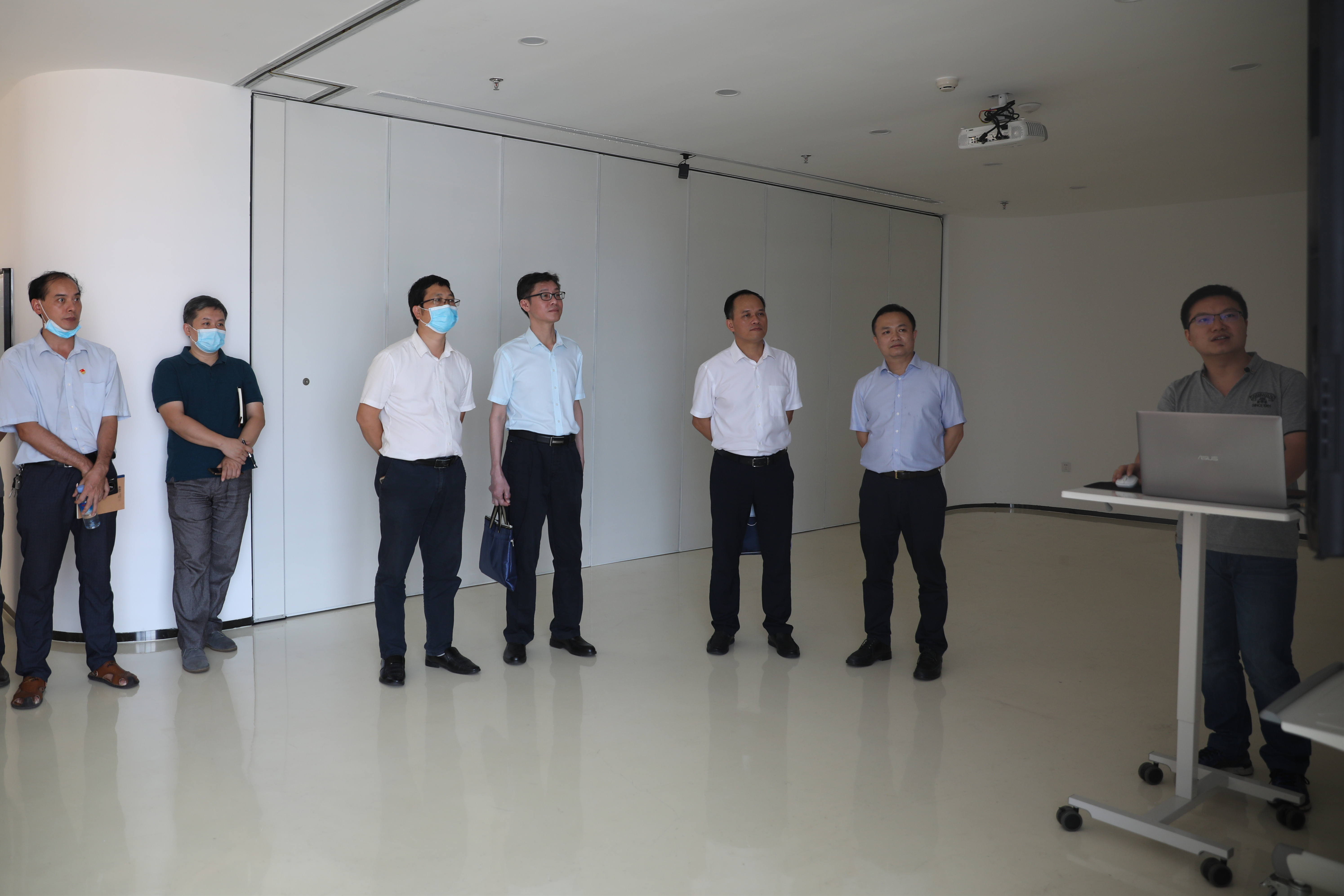 与会人员参观完美（中国）官方BIM中心