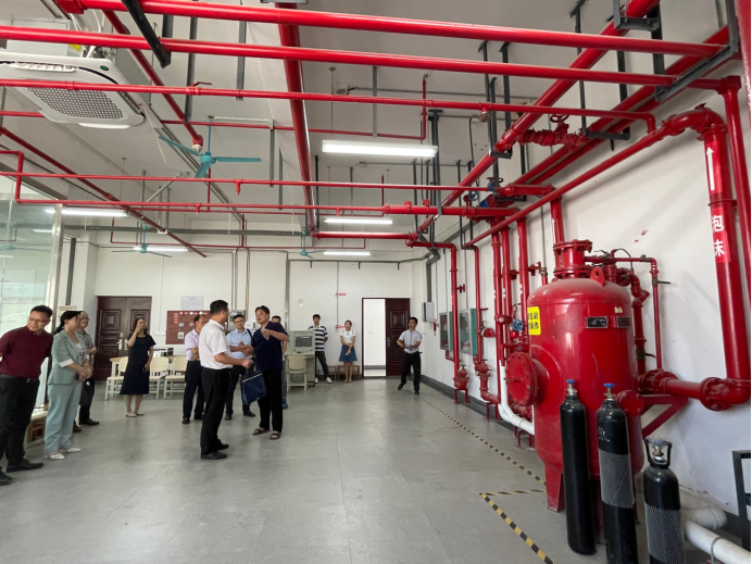 现场核验工作组在消防实训室检查硬件设备