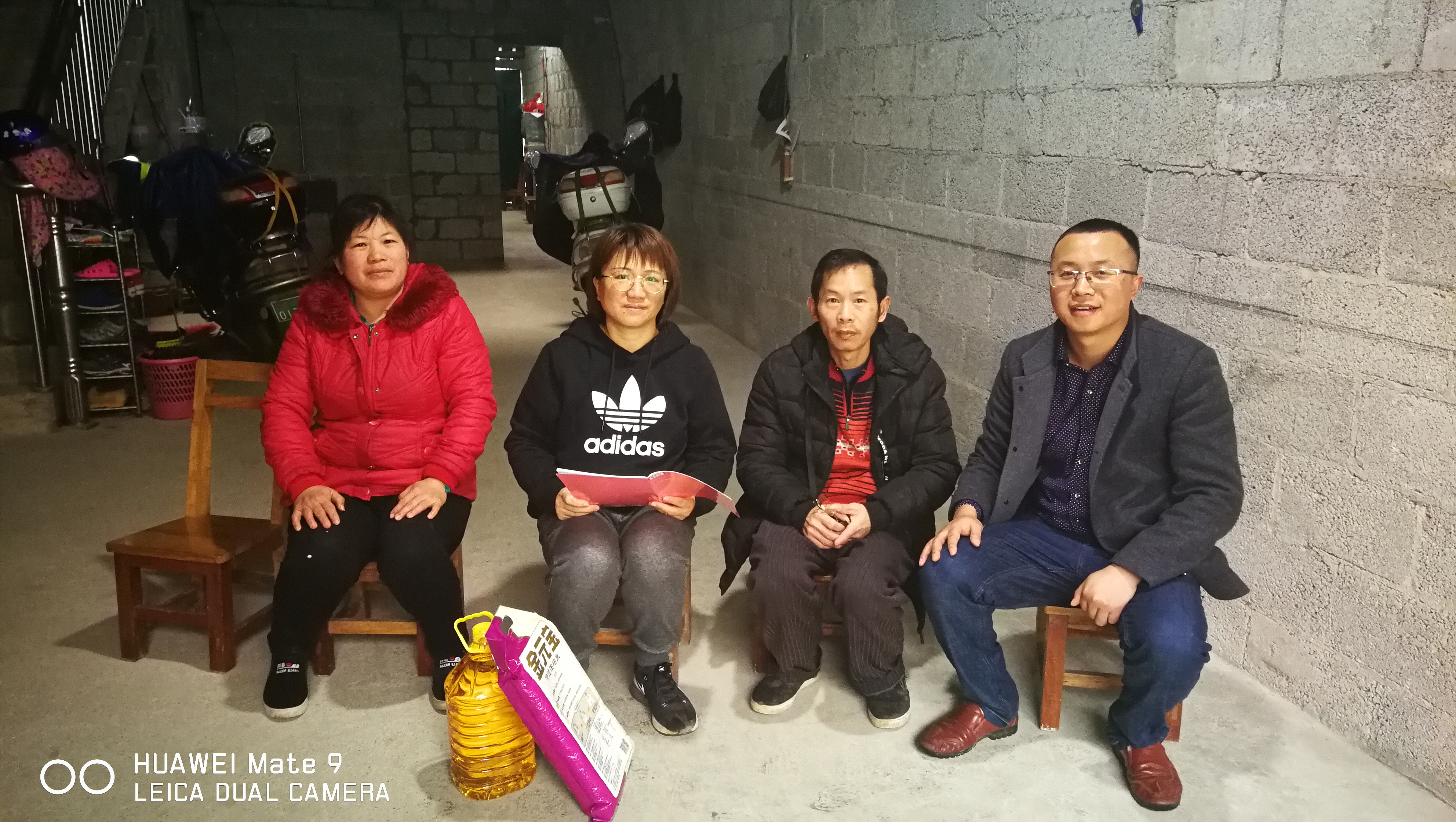 土木工程系姚琦主任与帮扶户合影